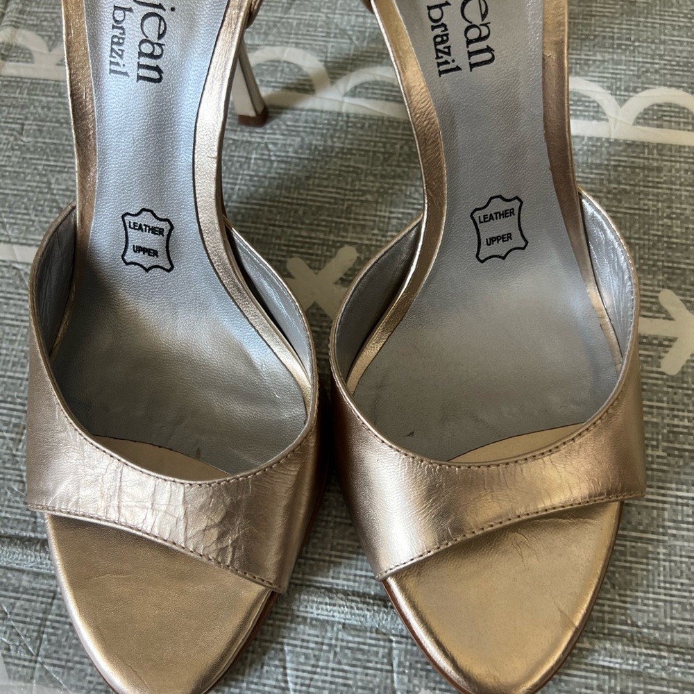 Cathy Jean Metallic Gold Heels, Size 8 - Picture 4 of 9